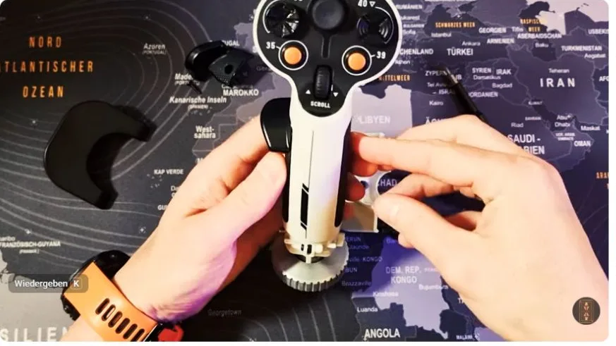 Nahaufnahme des Thrustmaster-SOL-R-Griffs und seiner Handauflage im eigenen Praxistest